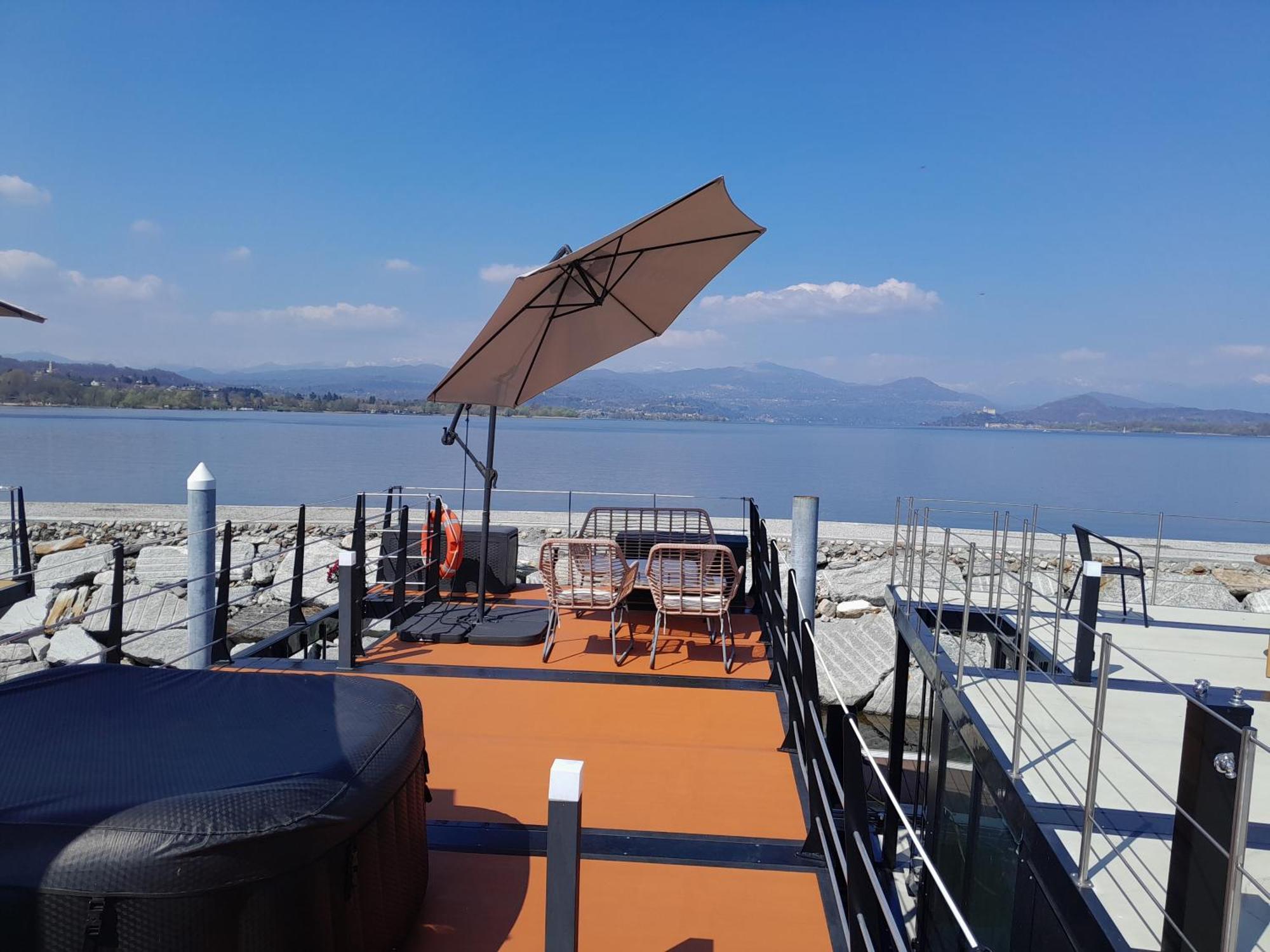 Floating Experience Black Pearl, Lago Maggiore Dormelletto Esterno foto